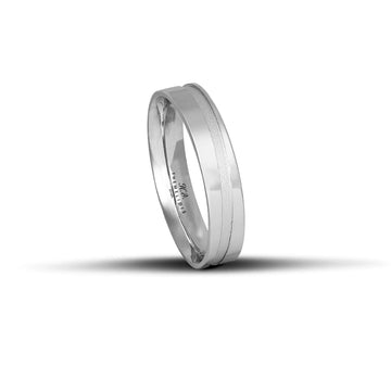 Πρωτότυπες λευκόχρυσες βέρες γάμου 4.5mm με λουστρέ φινίρισμα και διαγώνια ματ γραμμή, χειροποίητης κατασκευής και ανατομικού σχεδιασμού.